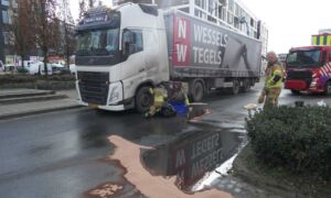 Vrachtwagen rijdt dieseltank lek op Roombeek Dennisbakker News United