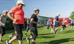 Wereldrecordpoging bewegen in de buitenlucht voor 55 plussers