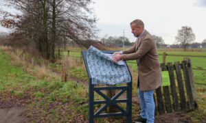 Wethouder Niels van den Berg onthult informatiebord Esmarke Enschede