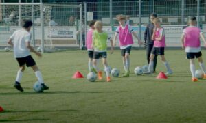 Voetballende jeugd in Enschede