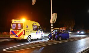 Frontale botsing auto en verkeerslicht Almelo