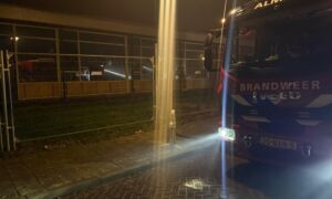 Brandweer blust brand in voormalig Pniëlkerk in Almelo 2