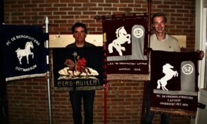 Links is voorzitter van de bergruiters Marcel Bruns en rechts is Stijn Roelink