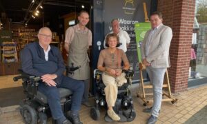 Wierden uitreiking eerste deurbel aan Ernst Jansen van Oogst LAB met wethouders