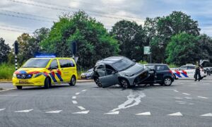 Auto belandt boven op andere auto enschede 20260815 Afinkstraat N18 Westerval