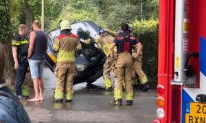 Auto over de kop in Almelo
