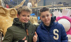 Thijs (10) en Max (10) werken in Denekamp mee aan de wagen