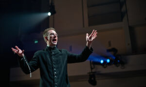 Door het Stof - Danny Westerweel - Alphons Ariëns - priester - rozenkrans