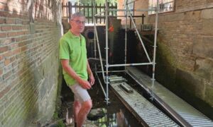 Molenaar Johan Wigger is blij dat de Watermolen van Bels