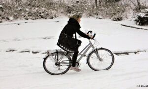 Fietser in de sneeuw