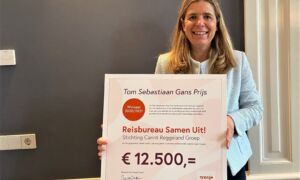 Foto Sandra Jetten die prijs uitreikt