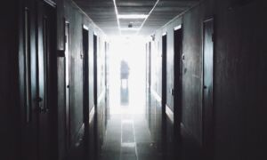 Donker gang hallway ziekenhuis zorgcentrum black-out Pixabay