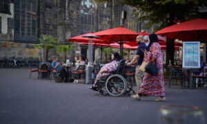 hoofddoek - allochtoon - rolstoel - Oude Markt