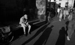 Jongen - Grote Kerk - treurig - verdriet - alleen - eenzaam - dronken