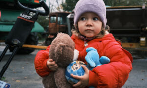 meisje - knuffel - muts - speelgoed