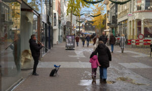 Moeder - kind - straatmuzikant - Marktstraat