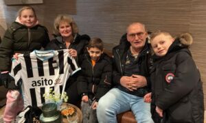 Ope an oma Niehaus met de kleinkinderen