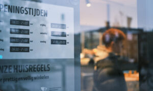 Openingstijden winkel c Ernst Bergboer
