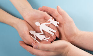 People holding hands cute paper family jeugdzorg familie gezin