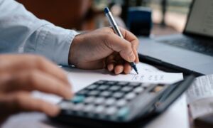 Pexels stockphoto mohamed hamdi 510308652 16282306 rekenmachine calculeren geld