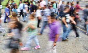 Stockphoto crowd straat mensen foto mauro mora 31 p Oduw ZGE unsplash