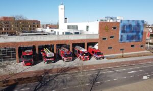 Thumbnail Kazerne Almelo Drone Autos Buiten Zonder Lantarenpaal 1