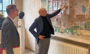 Burgemeester Roelof Bleker ontvangt zijn collega uit Münster in het stadhuis