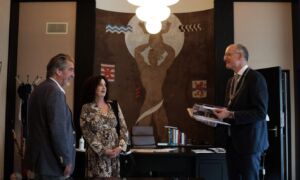 Uitreiking boek Ouwehand Van Veldhuizen