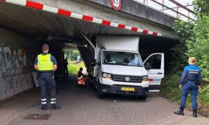 Vrachtwagen klem onder spoorviaduct Almelo