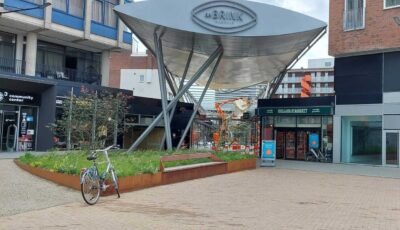 Beelden kijken op de Brink, bij de Lambertus en op de Oude Begraafplaats