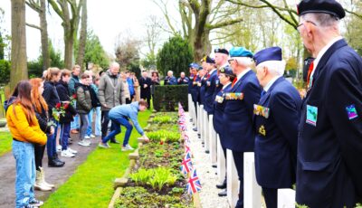 Herdenking bevrijding Enschede op Oosterbegraafplaats