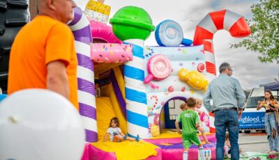 Springkussenfestival op Van Heekplein in Enschede