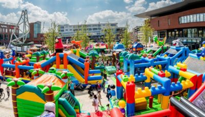 Springkussenfestival op Van Heekplein in Enschede