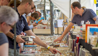 Grote boekverkoop in de Bibliotheek Enschede Zuid