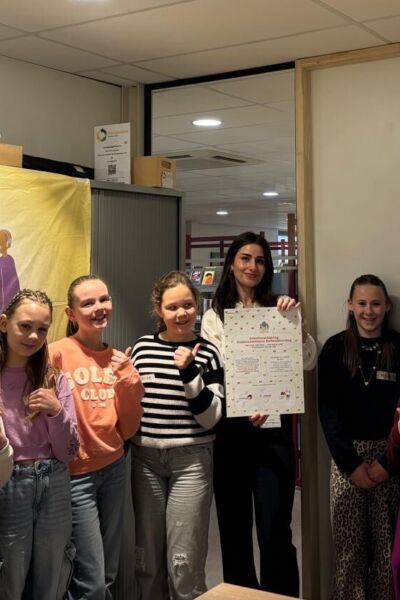Kindercommissie organiseert feestelijke buitenspeeldag | Christina, Nara en Saar