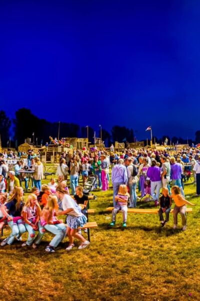 Timmerjeugd breidt Enter uit met houten dorp aan de Morslaan | Mark Grouwe