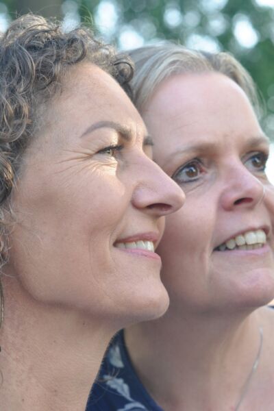 Kersvers theaterduo "Hendriks en Bergkamp' in Hof88 met  'Alsof niemand kijkt' | Diane & Nienke