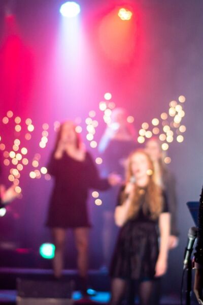 De Volkskerstzang Hengelo met Pearl Jozefszoon