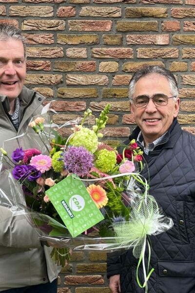Bloemetjes uitgedeeld in Gemeente Losser | Jos in het Veld