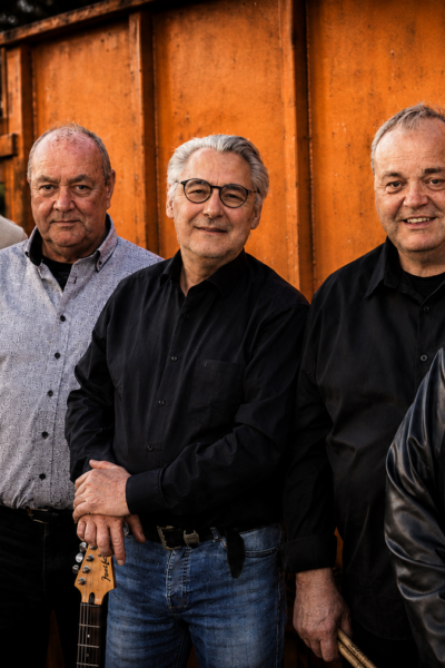 Leuke Liedjes Band op Muziekkoepel i9n Zuid- Berghuizen | Iep Roode