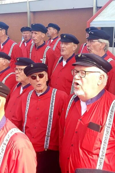 Shantykoor de de Oostvaarders haalt Almelose Praam binnen met optreden | Hendry Bosch