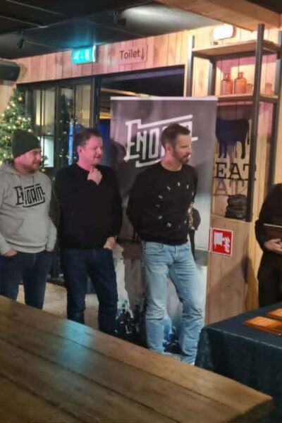 ENorm ontvangt boekje van de fans | Eric ten Bos