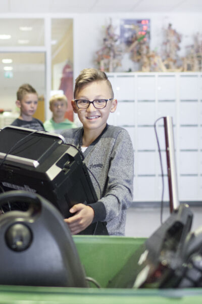 Lynn en Anouk van de Wendakker willen winnen met de E-waste race