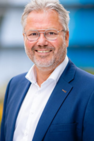 Protestactie in Enschede tegen wegbezuinigen onderwijskansenregeling | Henk Hagoort voorzitter VO-raad