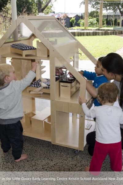De kinderen van de Twentse Zorgcentra kunnen voortaan met een PoppenVilla spelen | Liliane Limpens