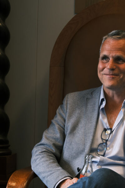 Kinderen maken verkeersborden voor nieuwe rotonde bij winkelcentrum Het Stroink | Marc Teutelink