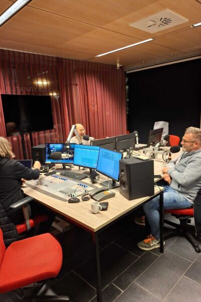 Vriend van Muziekfreak Willem Schoordijk ontvangt een Twentse Hardrock liefhebber Marco Eshuis
