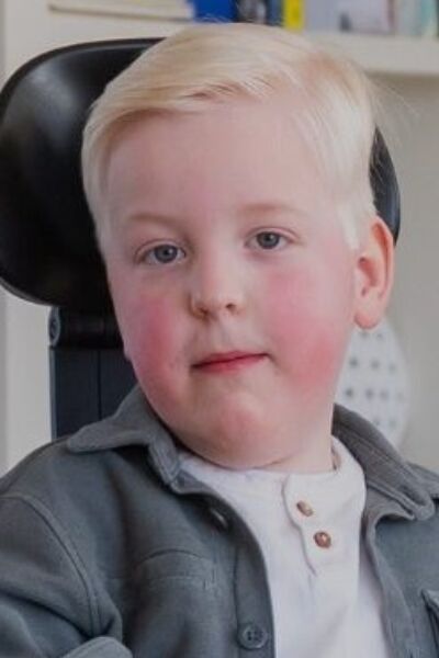 Mees (7) uit Haaksbergen heeft een spierziekte: heeft kerstkaarten getekend die hij gaat verkopen | Tijs en Mees Rupert