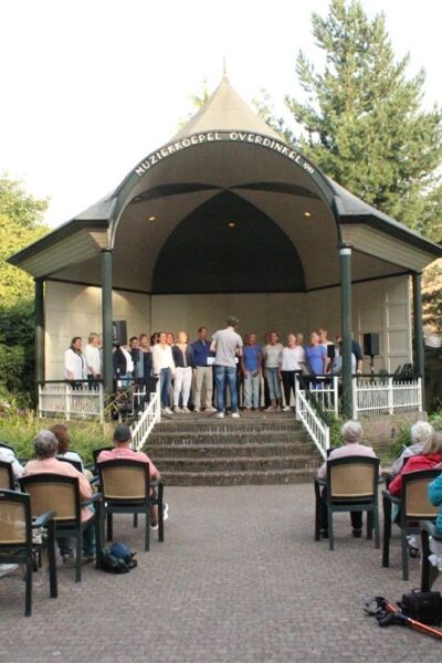 Zanggroep Montana in de muziekkoepel Overdinkel | Gerrie Brandenburg