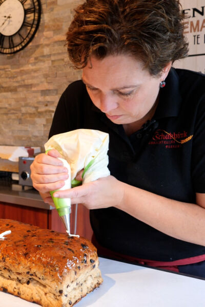 Lancering van de eerste Twentse Krentenwegge-likorette | Nicolle (Bakkerij) Schabbink